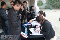 一起头组织方先让我们体验了一把赛道驾乘全过